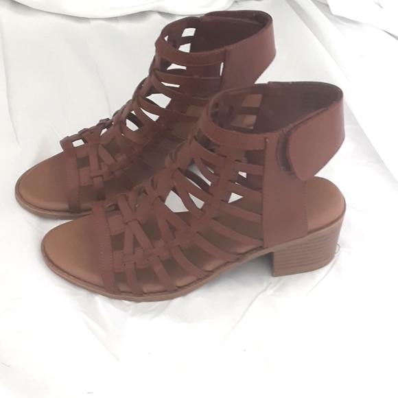 Brown sandle heels - Picture 2 of 2